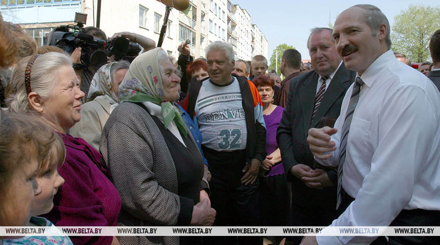 Lukashenko habla con los residentes de Shklov, mayo de 2005