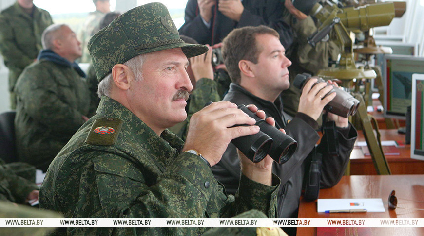 Aleksandr Lukashenko y Dmitri Medvédev durante la fase final del ejercicio Zapad 2009, septiembre de 2009