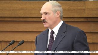 Aleksandr Lukashenko durante su discurso ante el pueblo belaruso y la Asamblea Nacional, abril de 2010