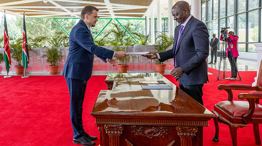 Dmitri Krasovski y William Ruto. Foto del Ministerio de Asuntos Exteriores