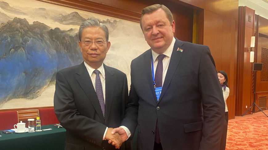El presidente del Comité Permanente de la Asamblea Popular Nacional, Zhao Leji, y Serguéi Aléinik. Foto de los organizadores