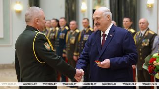Presidente de Belarús, Aleksandr Lukashenko, entrega hombreras de mayor general a Andréi Filátov