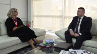 Nuramy Josefa Gutiérrez González y Dmitri Derevinski. Foto de venezuela.mfa.gov.by