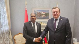 Fredrik Ibrahim Kibuta y Serguéi Aléinik. Foto del Consejo de la República de la Asamblea Nacional