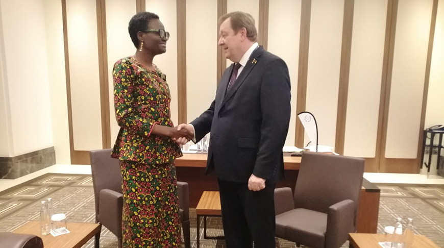Tulia Ackson y Serguéi Aléinik. Foto del Consejo de la República de la Asamblea Nacional