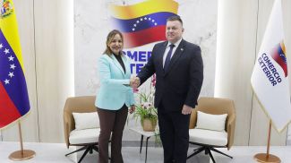 Coromoto Godoy Calderón y Dmitri Derevinski. Foto del Ministerio de Asuntos Exteriores de Belarús