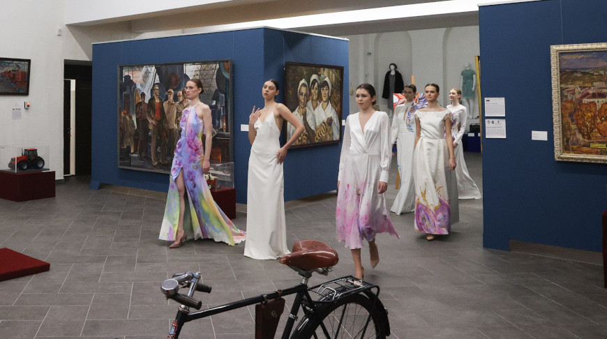 La exposición de
trajes de novia en el Museo de Historia de Minsk 
