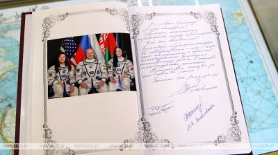Marina Vasilévskaya
firmó el libro de invitados de honor del Museo del Cosmódromo de Baikonur 