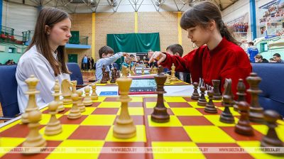 Unos 90 jóvenes
ajedrecistas de la provincia de Brest compiten en el torneo Torre Blanca 