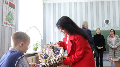 El Club
Internacional de Esposas de Embajadores de Minsk donó un juego de muebles al Internado
de Begoml 
