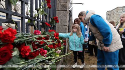 La gente trae flores y lámparas a la Embajada de Rusia en Minsk con motivo de la tragedia en Crocus
City Hall 