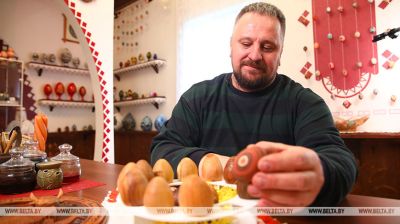 Un artesano de la región de Vileika crea una insólita colección de huevos de Pascua con distintos tipos de madera 