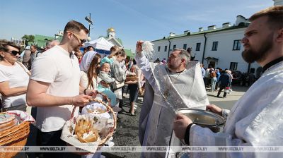  En vísperas de Pascua, los creyentes ortodoxos
de Minsk consagran comida 