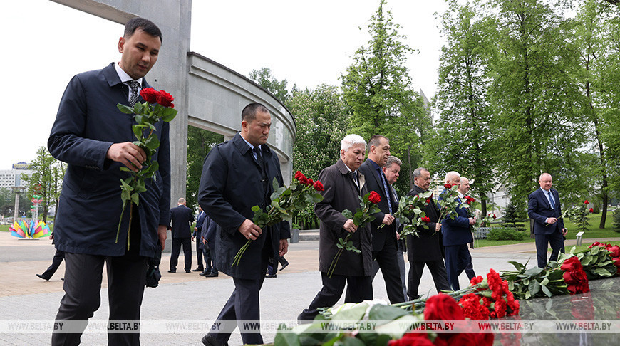 Los jefes del Comité Ejecutivo de la CEI y representantes permanentes de los países de la CEI depositan flores en el Paseo de la Amistad de Minsk 