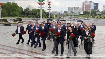 Los jefes del Ministerio de Información y los medios mediáticos republicanos depositaron flores en la estela “Minsk – Ciudad Heroica” 