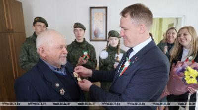 Un veterano de la Gran Guerra Patria de Orsha
fue felicitado por el Día de la Victoria 