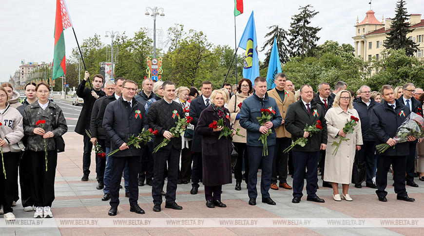 La colocación de flores en el Monumento a la
Victoria en Minsk 