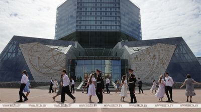 Los jóvenes de Minsk bailaron el Vals de la
Victoria 