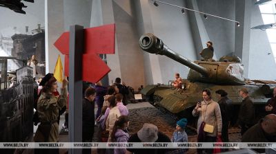 Miles de personas visitaron el Museo de
Historia de la Gran Guerra Patria de Minsk el 9 de Mayo 