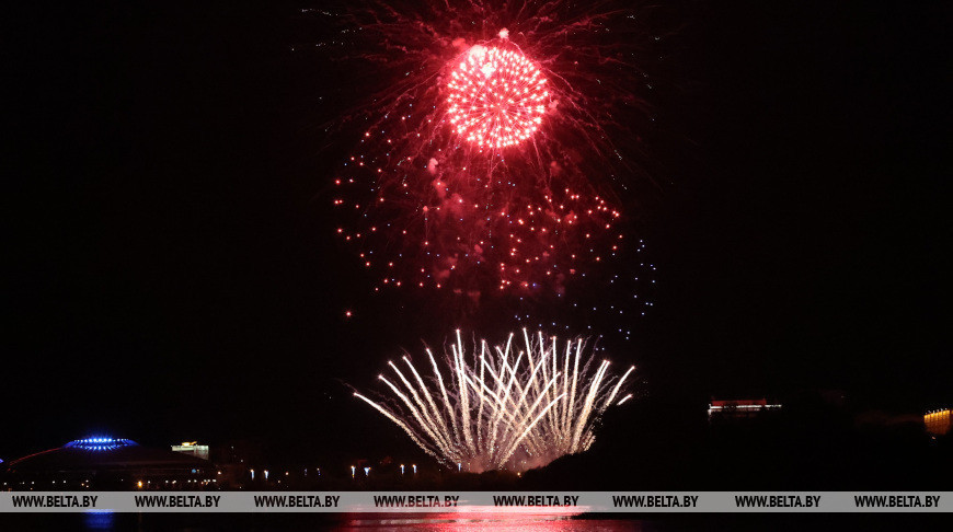 Los fuegos artificiales culminaron la celebración del Día de la Victoria 