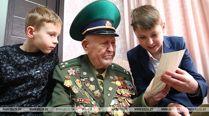 El veterano Vasili Davzhónak, participante del desfile partisano en Minsk en 1944 