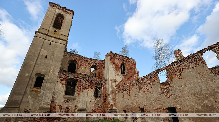 La Iglesia Católica de Santa Verónica en el pueblo de Sélische de la región de Ushachi 