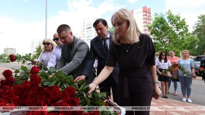 Los belarusos llevan flores a la Embajada de Irán 