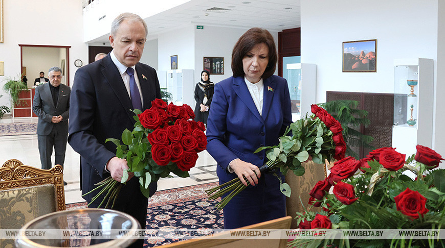 Natalia Kochánova e Ígor Sergueyenko firmaron el libro de condolencias en la Embajada de Irán 