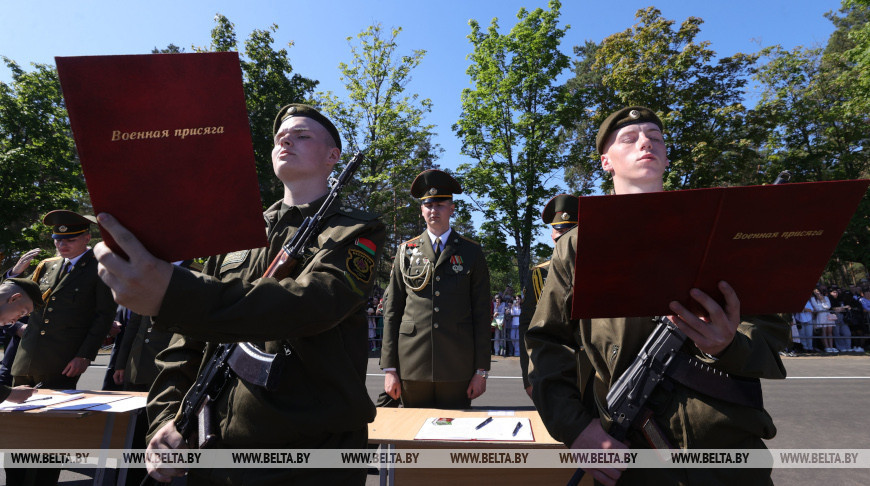 Unos 2,4 militares juraron en Borísov 