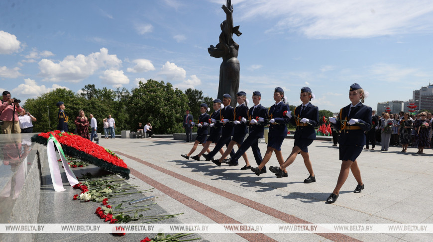 Los graduados de escuelas de Minsk depositaron flores en la Estela “Minsk – Ciudad Heroica” 