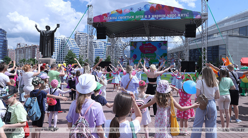 La fiesta de la infancia cerca de la
Biblioteca Nacional de Belarús 