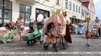 El desfile de cochecitos en Grodno reunió a
más de 80 participantes 