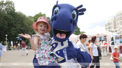 El festival-feria benéfico “La magia de la
infancia” en Minsk 