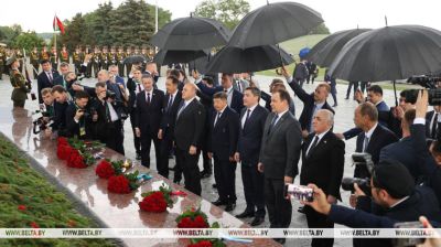  Los participantes de la reunión del Consejo
Intergubernamental Euroasiático depositaron flores en la Colina de la Gloria 