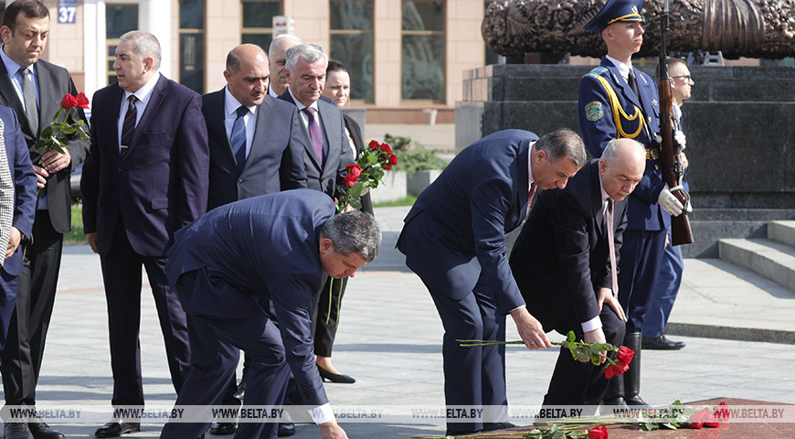 El vice primer ministro de Azerbaiyán depositó una corona de flores en el Monumento a la Victoria en Minsk 