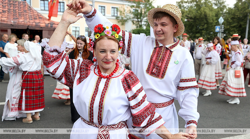 En Grodno tuvo lugar un colorido desfile de
representantes de 35 nacionalidades 