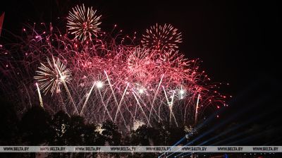 El festival Vytoki en Pruzhany terminó con un colorido espectáculo de luces 