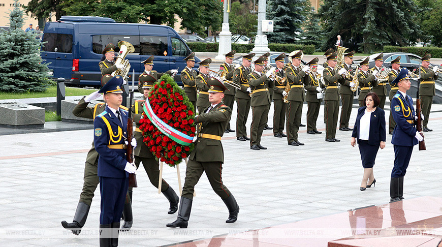  Sahiba Gafarova depositó una ofrenda floral en la Plaza de la Victoria de Minsk 