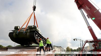 El legendario tanque T-34 se instaló en la plaza Vosstániya de Gómel 