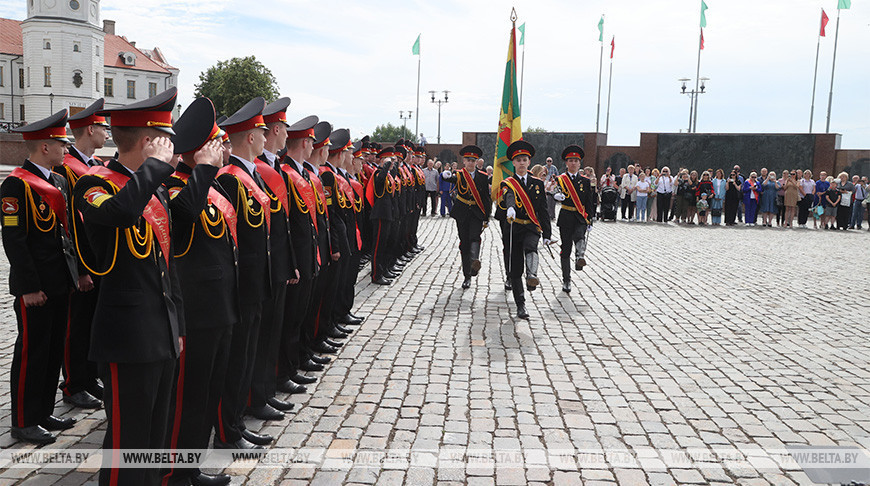 Ceremonia de despedida con el estandarte de los cadetes de la Escuela de Cadetes de Moguiliov 