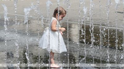 Escapada del calor en la fuente cercana al Parque Gorki 