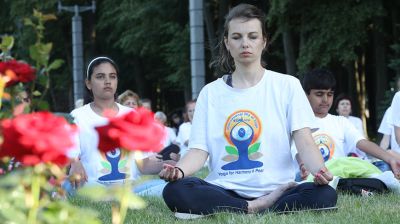 El Día Internacional del Yoga en el Parque de la Victoria de Minsk 