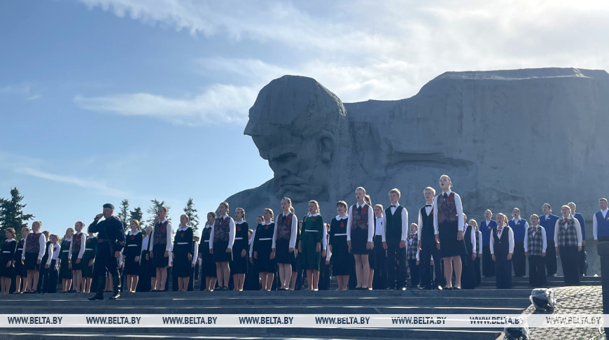 Los participantes del Tren de la Memoria
depositaron flores en la Fortaleza de Brest 