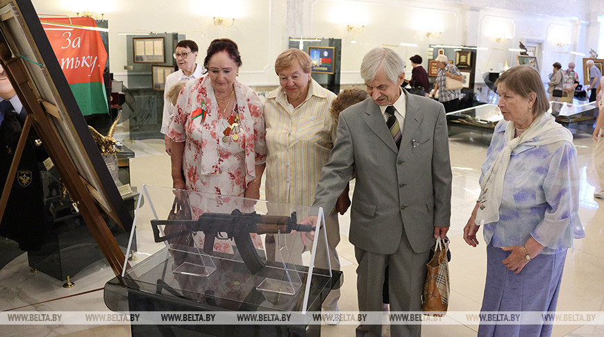 Los veteranos y pequeños expresos visitaron el Palacio de la
Independencia 