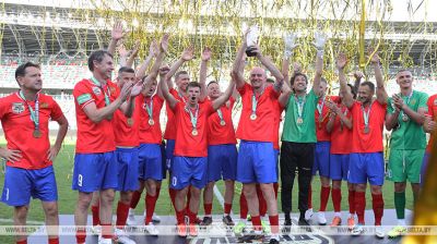 Estrellas del fútbol de Belarús y Rusia se enfrentaron en un partido de leyendas 