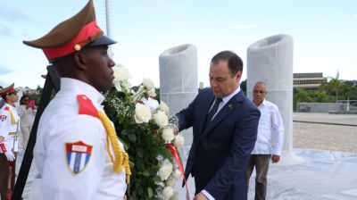 Golóvchenko colocó una ofrenda floral ante el Monumento a José Martí 
