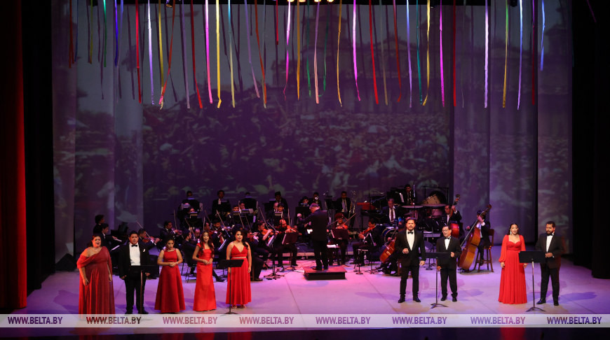 El concierto de gala conjunto en el escenario del Teatro Nacional de Managua 