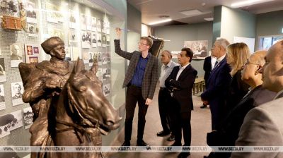 Los parlamentarios de Pakistán visitan el Museo Estatal de
la Historia de la Gran Guerra Patria de Belarús 