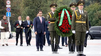 Los parlamentarios pakistaníes depositaron flores en el Monumento a la Victoria en Minsk 