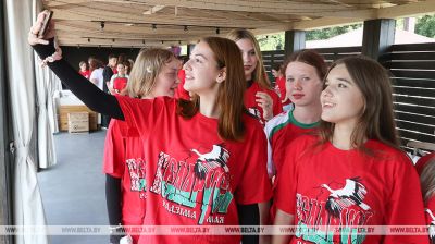 Los adolescentes de la provincia rusa de Bélgorod descansan en el campamento infantil Kolosok 